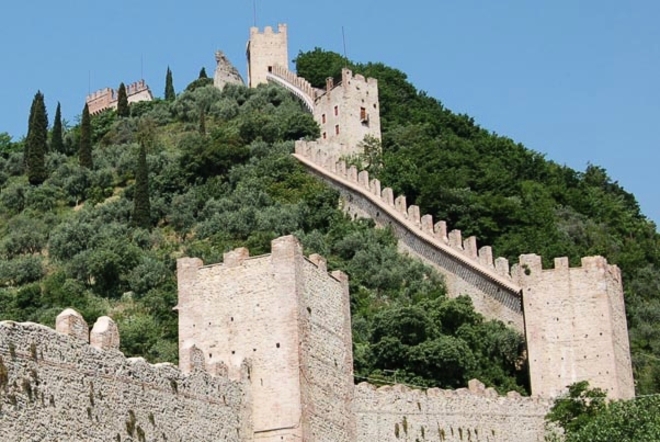 Antichi castelli che chiamano turismo (Art. corrente, Pag. 2, Foto generica)