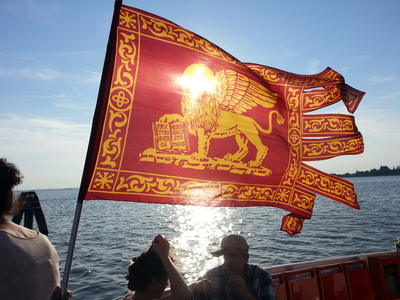 Sotto l’altare il Gonfalone di Venezia (Art. corrente, Pag. 2, Foto generica)