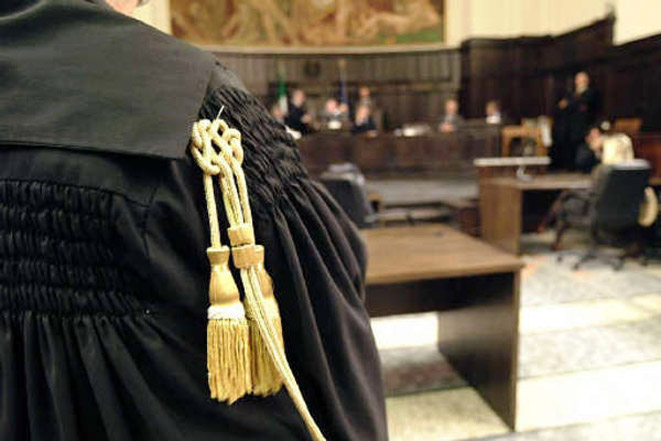 I colleghi la condannano, il pm la archivia