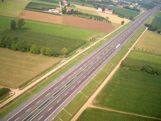 L'autostrada A31 punta a nord tra sogni e resisten