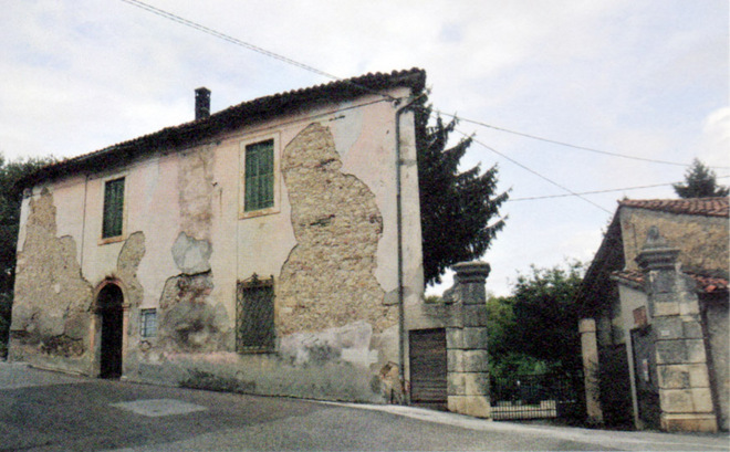 come appare oggi, una delle poche abitazioni civili dell'età Moderna ancora presenti nel centro del paese. Foto tratta dal libro