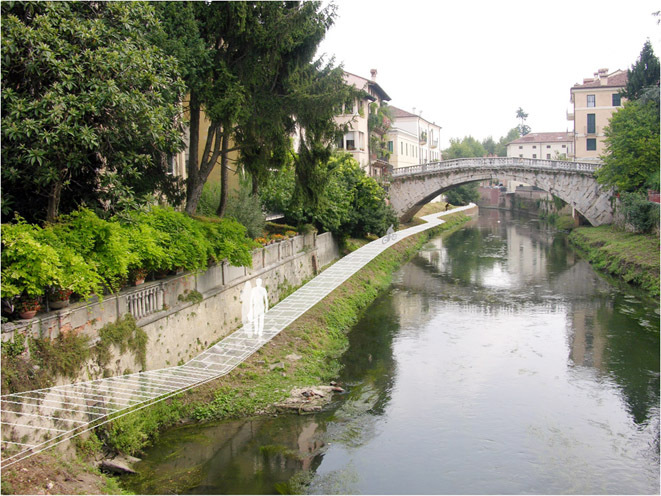 Una nuova piazza in città vista fiume