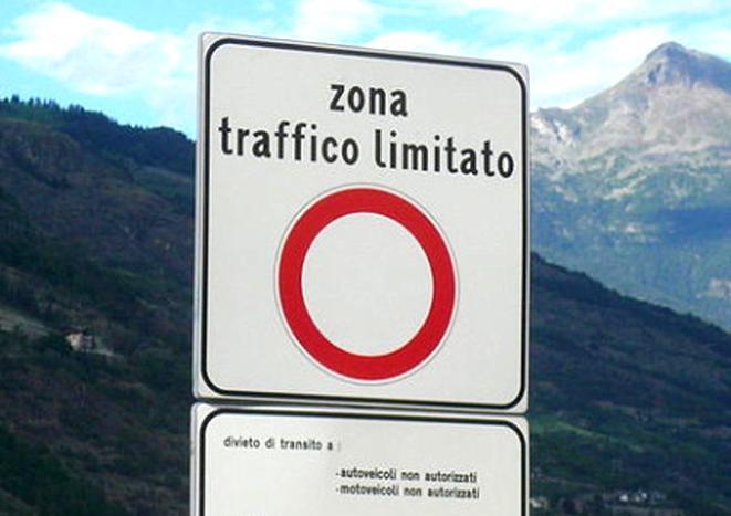 Una Scritta Che Fa Rallentare Il Traffico