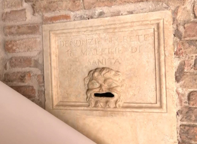 Ripulita la “Bocca della verità”,<br>
grandi puli